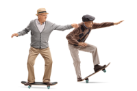 2 Senioren fahren dynamisch auf dem Skateboard